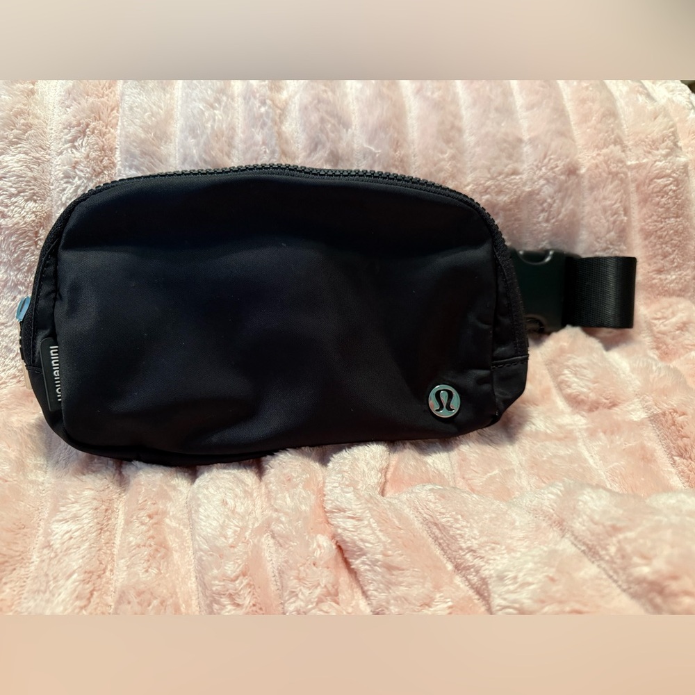 lululemon athletica Mens/women’s Black Belt Bag